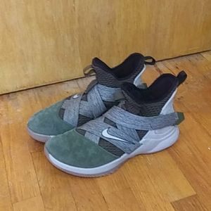 Nike leBrons green/cream mens size 10